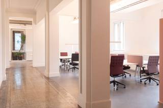 The historical buildings of the old veterinary school in Anderlecht form the prestigious setting for THE FACULTY, a business centre where you can enjoy an all-in service. Here, you enter a fully renovated historic building full of character and rich in history. With its own restaurant, auditorium, six conference rooms and a co-working space, the building complies with the toughest standards in energy efficiency.<br />Only a few minutes walking away from Brussels Midi train station and close to the inner and outer ring roads, THE FACULTY is easily reachable for any commuter. What is more, you can benefit from direct train connections to London, Paris, Amsterdam and to Brussels airport. Also, the lively city centre and the economically important Anderlecht industrial zone and the southern outskirts are easily reachable.<br />THE FACULTY offers flexible solutions for evolving businesses. For example, you could opt for a permanent office space and combine it with co-working possibilities to accommodate all your remote workers and visitors. Whenever the occasion arises, one of the conference rooms will be available for you.<br /><strong>Office furniture, property taxes, office taxes and WiFi included in the rent!</strong>