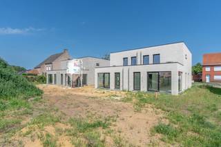 <strong><span>Hartelijk welkom op onze opendeur op zaterdag 20/6 van 10 uur tot 11.30 uur ter plaatse voor een bezoek aan deze knappe woning!</span><br /><br />4 Energiezuinige nieuwbouwwoningen in een rustige omgeving te Lille<br /></strong><br /><b>Gunstig gelegen </b>in een rustige kindvriendelijke verkaveling. Op wandelafstand van het centrum en openbaar vervoer, met een vlotte bereikbaarheid naar de omliggende gemeenten, Herentals en de autostrade <strong>E34</strong>.<b><br /></b><br /><strong>Lille</strong> is een fijne gemeente ideaal voor gezinnen, natuurliefhebbers en iedereen die de rust van het platteland wil combineren met het gemak van stedelijk leven. <b><br /><br /></b>Dit nieuwbouwproject bestaat uit <strong>vier halfopen bebouwingen met elk 3 slaapkamers</strong>.<br /><br />Het superzuinige <strong>E peil van 20 </strong>wordt behaald door gebruik te maken van de nieuwste technieken zoals een <strong>warmtepomp, vloerverwarming en -koeling, ventilatie D systeem en 10 eigen zonnepanelen alsook alu profielen.</strong> Hierdoor voldoet deze woning vandaag reeds aan de norm van morgen en bespaart u automatisch op het verbruik van uw woning.<br /><br />Voor de afwerking van keuken, sanitair en vloeren werd gekozen voor <strong>kwalitatieve leveranciers</strong> en <strong>ruime budgetten </strong>zodat u van deze woningen een echte <strong>"thuis"</strong> kan maken. Momenteel heeft u nog volledige inspraak in de afwerking van uw woning.<br /><br />Het terras over de volledige breedte van de woning, alsook de zwarte draadafsluiting rond het perceel zit eveneens vervat in de verkoopprijs. De tuin is ideaal naar het <strong>westen</strong> georiënteerd. Er werd eveneens geopteerd voor een kruipkelder onder de woning voor het gemak van eventuele toekomstige aanpassingen. <br /><br />Deze <strong>aangename, lichte en ruime woningen</strong> worden zeer degelijk en volledig afgewerkt, zo weet u perfect waar u eindigt en waar uw geluk begint!<br /><br />Ter bescherming van de koper wordt er verkocht onder de wet Breyne.