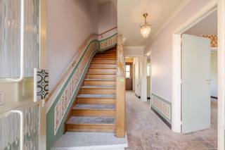 Op zoek naar een woning die u volledig naar eigen smaak en wensen kunt vormgeven? Deze stevige woning in Meulebeke biedt een uitstekende basis voor wie op zoek is naar een renovatieproject met potentieel. Bij de woning hoord een perceel bouwgrond met extra mogelijkheden tot uitbreiding. <br /><br />De woning is momenteel volledig gestript en staat klaar voor een grondige renovatie. Dankzij de betonnen structuur beschikt de woning over een solide basis en krijgt u hier de vrijheid om de indeling, afwerking en technieken volledig opnieuw uit te werken.<br /><br /><u>Indeling</u><br /><u><strong>Gelijkvloers:</strong></u>
<ul>
<li>Inkomhal</li>
<li>Leefruimte en eetkamer</li>
<li>Keuken</li>
<li>Garage</li>
<li>Toegang tot de tuin</li>
</ul>
<strong><u>Eerste verdieping:</u></strong>
<ul>
<li>Nachthal</li>
<li>Berging</li>
<li>3 slaapkamers</li>
</ul>
<u><strong>Tweede verdieping:</strong></u><br />Ruime zolder, ideaal als extra bergruimte of mits renovatie als bijkomende leef- of slaapruimte<br />Daarnaast beschikt de woning over een droge kelder, handig als extra voorraad- en bergruimte.<br /><br />Achteraan bevindt zich een tuin met tuinhuis, ideaal voor wie graag buiten vertoeft of extra opslagruimte wenst.<br /><br /><strong>Een stevige basis voor uw renovatieplannen</strong><br />Deze kloeke woning vormt een interessante basis voor een totaalrenovatie. Doordat de woning reeds volledig gestript is, kunt u meteen aan de slag en de woning volledig opnieuw opbouwen volgens uw eigen wensen en stijl.<br />Van een moderne gezinswoning tot een warme, tijdloze thuis: de mogelijkheden zijn talrijk. De betonnen structuur vormt hierbij een stevige basis voor uw renovatieproject.<br /><br /><strong>Ligging</strong><br />De woning is gelegen in Meulebeke, een aangename en centraal gelegen gemeente in West-Vlaanderen. U woont hier in een rustige woonomgeving en beschikt tegelijk over een vlotte verbinding naar de omliggende gemeenten en steden.<br />In de nabije omgeving vindt u onder meer winkels, scholen, dagelijkse voorzieningen en diverse ontspanningsmogelijkheden. Dankzij de centrale ligging zijn onder andere Tielt, Roeselare, Izegem en Ingelmunster vlot bereikbaar.<br />Rustige en centrale ligging in Meulebeke<br /><br />Een woning met een stevige basis en vooral veel potentieel. Ontdek zelf de mogelijkheden en maak snel u afspraak met <strong>Lukas +32 477 09 91 02</strong> of mail <strong>Lukas@vastgoedcanniere.be </strong><br />