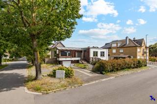Welkom in Berlare!<br /><br />Op zoek naar een perfect gelegen, karaktervolle open bebouwing omgeven door groen? Zoek niet verder!<br /><br />In het Daalbos staat deze prachtige eigendom te wachten op een nieuwe eigenaar die op zoek is naar rust, ruimte en privacy, met toch alle voorzieningen zoals winkels, scholen en openbaar vervoer in de directe nabijheid.<br /><br />De woning beschikt over een ruime inkomhal met toegang tot de lichtrijke leefruimte met open keuken en directe toegang tot de tuin. Verder zijn er vier volwaardige slaapkamers, een te moderniseren badkamer, een gastentoilet en extra berging. Vanuit de hal is er directe toegang tot de garage en de volledige onderkeldering van ca. 120 m², polyvalent in te richten als werk-, hobby- of ontspanningsruimte. De vrije hoogte van 2,30 m zorgt voor extra gebruikscomfort.<br /><br />Op energetisch vlak scoort deze woning sterk met een gunstig EPC-label C dankzij een grondige renovatie. Ook de nutsvoorzieningen werden volledig vernieuwd en de woning wordt verwarmd via centrale verwarming op pellets.<br /><br />Tot slot is de eigendom volledig omheind, met een tuin rondom en een recent vernieuwd terras aan de voorzijde, aansluitend op de leefruimte en ideaal om in alle rust te genieten van een ochtendkoffie in de zon. Op de oprit zijn bovendien meerdere parkeerplaatsen voorzien.<br /><br />Interesse gewekt? Contacteer ons kantoor via info@hiro.be of 03 230 00 14.<br />Reserveer snel uw tijdslot en ontdek zelf of dit uw nieuwe thuis wordt!
