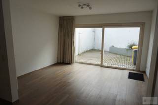<p>Charmante woning met 2 slaapkamers nabij centrum Turnhout!<br /><br />Deze rijwoning bestaat uit een ruime inkomhal, woonkamer met open keuken (voorzien van koelkast, oven en vaatwasmachine), badkamer (met douche, toilet en dubbele wastafel), berging (met aansluiting voor wasmachine), twee ruime slaapkamers, (berg)zolder en ruim terras achteraan.<br /><br />De huurprijs bedraagt 900 euro per maand. <br />Alle verbruik is individueel. <br /><br />De woning is beschikbaar vanaf 1 oktober 2026. <br /><br />De EPC-waarde bedraagt 123 kWh/m² (Label B)<br />Meer info vindt u op www.debaco.be of bel ons op 014/73.77.77 voor een bezoek ter plaatse!</p>