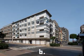 Dit mooie, zonnige hoek appartement ligt op slechts 100 meter van de zee en biedt een perfecte combinatie van comfort en locatie. Het...
