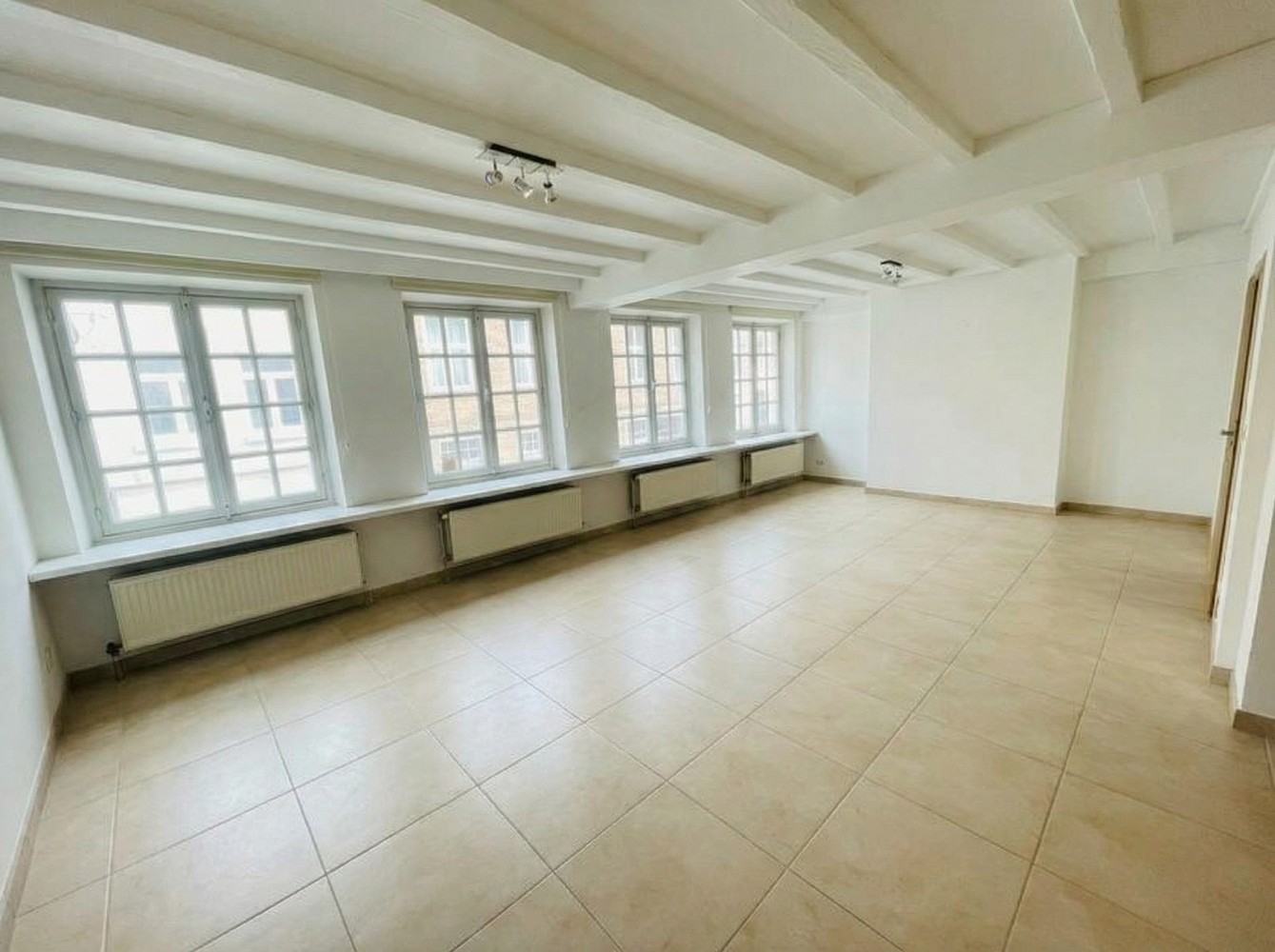 Brugge centrum, aan de Noordzandstraat, vlakbij alle winkels 'tZand UITZONDERLIJK RUIM WOONHUIS /APPARTEMENT MET HUISLIFT , 4 slaapkamers + bureau , living van 65m², modern ingerichte grote eet en kookkeuken Zalig wonen! living van 65m²en zuidgericht t - foto 2