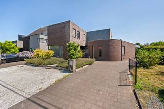 In Mol-Millegem bevindt zich deze uitzonderlijke, instapklare woning waar ruimte, comfort en luxe perfect samenkomen. De woning werd gebouwd in 2013 en biedt een bewoonbare oppervlakte van maar liefst 314 m² (bron EPC) op een prachtig perceel van 1.085 m². Met een EPC-score van 123 kWh/m² en een gunstig energielabel B geniet u hier van hedendaags en energiezuinig wooncomfort.<br /><br />Indeling gelijkvloers:<br />Via de inkomhal betreedt u de lichtrijke leefruimte, waar grote raampartijen zorgen voor een open en ruimtelijk gevoel. De kwaliteitsvolle leefkeuken vormt het hart van de woning en sluit naadloos aan op de gezellige tv-hoek en ruime eetplaats. De keuken is uitgerust met een koelkast, microgolfoven, oven, vaatwasser, inductiekookplaat en afzuigkap. Verder beschikt het gelijkvloers over een polyvalente ruimte die kan dienen als ontspanningsruimte of eetkamer, een gastentoilet, een berging en een ruime slaapkamer die eveneens perfect geschikt is als bureau of hobbyruimte.<br /><br />Eerste verdieping:<br />Via de nachthal bereikt u vier ruime slaapkamers, waaronder een bijzonder royale master bedroom met dressing. De badkamer is uitgerust met een douche en dubbele lavabo en biedt alle comfort voor het hele gezin. Daarnaast is er een apart toilet aanwezig.<br /><br />Buitenruimte:<br />De tuin vormt een absolute meerwaarde aan deze eigendom. Hier geniet u in alle rust van volledige privacy, zonder achterburen. Het ruime terras kan dankzij de overkapping als verlengstuk van de leefkeuken fungeren.<br /><br />Buitengewone kenmerken:<br />* Ruim perceel<br />* Zicht op groen<br />* Gunstig EPC<br />* Vijf slaapkamers<br />* Centrale locatie<br />* Regenwaterput 10.000l