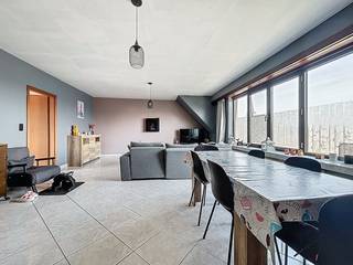 Au dernier étage d'un immeuble bien entretenu à Wommelgem, nous trouvons cet appartement spacieux et prêt à emménager à louer. Avec une...