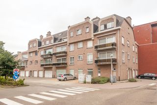 Dit ruime appartement biedt tal van mogelijkheden en is als volgt ingedeeld:Ruime inkomhal op marmeren tegelvloer met vestiairekast en...