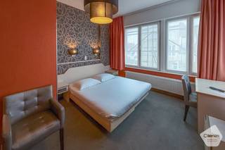 Idéalement située, à distance de marche de la mer et du centre, cette maison semi-mitoyenne particulièrement polyvalente offre de...