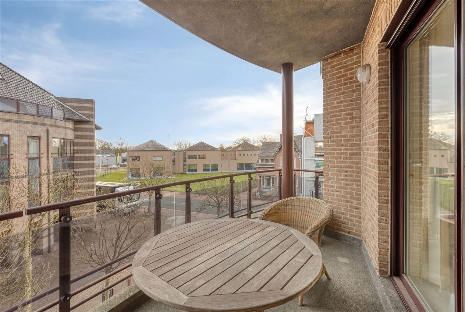 Prachtig, uitzonderlijk ruim appartement met 2 slaapkamers, 2 terrassen en inpandige garagebox, gelegen nabij het centrum van Maaseik. - foto 4