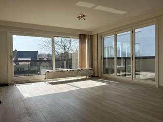 Dit ruime appartement is gelegen op de Koninklijke Baan in De Haan, in de mooie, gegeerde concessiewijk en bevindt zich op slechts enkele stappen...