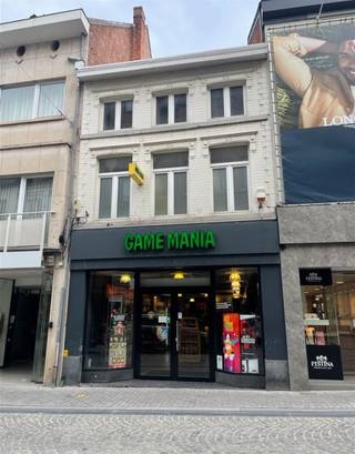 <p><span>Groot en praktisch handelspand op 1 van de 2 belangrijkste winkelstraten van de stad, op nog geen 100 meter van de Markt. Momenteel wordt dit pand gehuurd door Game Mania maar zij gaan hun verkoop grotendeels online verder zetten.Op het gelijkvloers is er een mooie open ruimte van 100 m² voorzien, maar ook het eerste verdiep en zolder bieden heel wat mogelijkheden (2X60m2) qua winkelruimte en/of stockageruimte. Mooie vitrine met zicht tot achteraan winkelpand.</span></p>