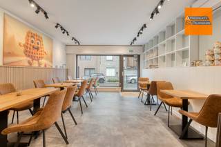 <p><span>Prachtig handelspand in het centrum van Sterrebeek. </span></p><p><span>Volledig uitgerust handelsgelijkvloers bestaande uit een verbruikszaal met airco, een volledig ingerichte keuken, toog, toilet, een praktische bijkeuken en een terras. </span></p><p><span>Het appartement, gelegen op de eerste en tweede verdieping biedt een ideale woonplek in een levendige omgeving. U geniet hier van een uitstekende ligging, op wandelafstand van winkels, openbaar vervoer, restaurants en andere voorzieningen.</span></p><p><span>De ruime woonkamer straalt warmte en modern comfort uit dankzij de elegante laminaatvloer. De open, volledig ingerichte keuken is praktisch ingedeeld en beschikt over een gezellige ontbijthoek, evenals een koelkast, microgolfoven, oven en keramische kookplaat.</span></p><p><span>Verder omvat het appartement twee aangename slaapkamers, een kinderkamer en een verzorgde badkamer, uitgerust met een douchecabine en een stijlvol meubel met geïntegreerde lavabo.</span></p><p><span> </span></p><p><span>Zonnepanelen aanwezig. De inrichting van het handelspand kan aan gunstige voorwaarden overgenomen worden.</span></p><p><span> </span></p><p><span>De vermelde prijs is een vanafprijs; biedingen mogelijk vanaf €535.000.</span></p><p><span> </span></p><p><span>Neem vandaag nog contact op voor meer informatie of om een bezoek in te plannen.</span></p>