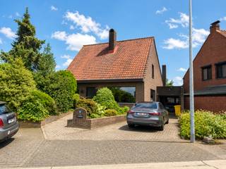 <strong>Gelijkvloerse woning (open bebouwing) met o.a. 2 slaapkamers, terras, tuin, garage en ruime kelder. EPC: 251 kWh/m². Onmiddelijk beschikbaar.</strong><br /><br /><strong><strong>Ligging: </strong></strong>Deze vrijstaande woning is gelegen in de Kapelstraat 41 in Arendonk, op een rustige en aangename residentiële locatie. De open bebouwing geniet van een ruime en vrije ligging, met een groen en landelijk karakter dat zorgt voor een aangename woonomgeving. Tegelijk biedt de locatie een goede verbinding met het centrum van Arendonk en de omliggende gemeenten.
<p>Een ideale ligging voor wie op zoek is naar de combinatie van rust, ruimte en privacy, zonder de bereikbaarheid uit het oog te verliezen.</p>
<strong>Indeling: +0: </strong>Inkomhal • woonkamer • keuken • gastentoilet • toegang kelder • terras • tuin • garage • slaapkamer 1 • badkamer • slaapkamer 2 <strong>-1: </strong>Ruime kelderverdieping, opgedeeld in verschillende ruimtes. <strong>+1: </strong>Zolderverdieping niet inbegrepen.<br /><br /><strong><strong>Beschrijving: </strong></strong>U betreedt de woning via de voordeur en komt terecht in de inkomhal. Deze biedt toegang tot de twee slaapkamers, de badkamer en de woonkamer. Vanuit de woonkamer loopt u verder naar de keuken.<br /><br />Daarnaast beschikt de woning over een apart gastentoilet en een toegang tot de kelderverdieping en de tuin. Buiten geniet u eerst van een ruim, overdekt terras, gevolgd door een open schuur en een hondenhok.<br /><br />Verder bevindt zich nog een ruime garage met oprit. Er is plaats voor minimum 2 wagens met extra parkeergelegenheid voor de woning.<br /><br />De woning is volledig rolstoeltoegankelijk met uitzondering van de kelderverdieping.<br /><br /><strong>EPC: 251 kWh/m². Onmiddelijk beschikbaar.</strong>