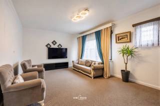 In de Pastoor Coplaan 91 te Burcht vinden we deze ruime woning met een praktische indeling en heel wat mogelijkheden. De woning beschikt over 4 slaapkamers, waarvan één zeer ruime slaapkamer op de volledig afgewerkte zolderverdieping.<br /><br />De keuken sluit aan op een gezellige veranda, waar airconditioning voorzien is. Daarnaast beschikt de woning over een gezellige koer, ideaal om in alle rust van het buitenleven te genieten.<br /><br />Ook op vlak van parkeren is er heel wat comfort. Zo is er een ruime oprit met plaats voor maar liefst 3 wagens, aangevuld met een garage met elektrische poort.<br /><br />Met een conforme elektrische installatie en een EPC-label D is dit een woning die heel wat ruimte en praktische troeven combineert.<br /><br />Troeven:<br />- Airco in de veranda<br />- Elektriciteit conform<br />- EPC D<br />- Garage en oprit <br /><br />Ben je op zoek naar een ruime woning met 4 slaapkamers, garage en voldoende parkeergelegenheid in Burcht? Contacteer ons gerust voor meer info of een bezoek.