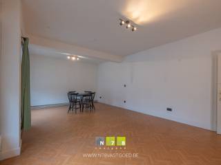 <span><strong>*IN OPTIE* TE RENOVEREN HALFVRIJSTAANDE WONING MET 5 SLAAPKAMERS OP EEN PERCEEL VAN 05A92CA TE ROTEM. <br /><br />TROEVEN<br /></strong>- Gelegen in het centrum van Rotem. Alle belangrijke voorzieningen in de buurt. <br />- Mogelijkheid om in te richten naar eigen smaak. <br />- Ruime woning met een bewoonbare oppervlakte van 189m². <br />- 5 slaapkamers. 1 slaapkamer op het gelijkvloers. <br />- Badkamer op het gelijkvloers. <br />- Stalling &amp; buitenberging. <strong><br /><br />KELDERVERDIEPING (-1) <br /></strong>- Kelderruimte (4,45m x 4,20m = 18,69m²): betonvloer. <strong><br /><br />GELIJKVLOERS 00<br /></strong>- Inkomhal (2,00m x 4,20m = 8,40m²): trap naar eerste verdieping, tegelvloer. <br />- Eetplaats (3,80m x 4,00m = 15,20m²): tegelvloer. <br /></span>- Polyvalente / leefruimte <span>(3,80m x 7,00m = 26,60m²): novilon. </span><br /><span>- Keukenruimte 1 (3,30m x 6,60m = 21,78m²): nog volledig te installeren; novilon. <br />- Keukenruimte 2 (2,45m x 3,40m = 8,33m²): onder-bovenkasten, spoelbak, oven, CV-installatie, laminaat. <br />- Badkamer (1,30m x 3,20m = 4,16m²): wasbakje, ventilatie, douche, laminaat. </span><br /><span>- Toilet (0,80m x 1,50m = 1,20m²): hangtoilet, laminaat. </span><br /><span>- Berging (3,20m x 1,90m = 6,08m²): boiler, tegelvloer. </span><br /><span>- Slaapkamer 1 (4,40m x 5,00m = 22,00m²): mogelijke opening naar de polyvalente ruimte, novilon. <br /></span><br /><span><strong>VERDIEPING</strong> <strong>+01 | volledig te renoveren</strong></span><br /><span>- Overloop ((0,80m x 5,40m) + (1,10m x 1,60m) = 6,08m²): novilon. <br />- Berging (1,40m x 4,40m = 6,16m²): houten vloer. <br />- Slaapkamer 2 ((2,00m x 3,50m) + (6,70m x 1,20m) = 15,04m²): novilon. <br />- Slaapkamer 3 (3,35m x 4,35m = 14,57m²): novilon. <br />- Slaapkamer 4 (4,40m x 3,90m = 17,16m²): novilon. <br />- Slaapkamer 5 (3,50m x 4,50m = 15,75m²): novilon. <br /></span><br /><span><strong>EXTERIEUR</strong></span><br /><span>-<strong> </strong>Stalling ((6,00m x 4,00m) + (4,40m x 3,20m) + (4,30m x 4,00m) = 55,28m²): tegelvloer. <strong><br /></strong>- Tuinberging (4,30m x 2,70m = 11,61m²): tegelvloer. <br /><br /><strong>EXTRA INFORMATIE<br /></strong><span>Dit pand kan onderhevig zijn aan de renovatieverplichting die door de Vlaamse overheid wordt opgelegd voor residentiële gebouwen. Alle informatie kunt u terugvinden via https://www.vlaanderen.be/een-woning-kopen/renovatieverplichting-voor-residentiele-gebouwen-vanaf-2023.<br /><br /><strong>DELING ACHTERLIGGENDE GROND</strong><br />De achterliggende grond zal via een deling, afgesplitst worden en eigendom blijven van de eigenaar. Betreffende woning wordt na deze splitsing dus verkocht met een perceel van 05a92ca. <br />Verkoop onder voorbehoud akkoord stad Dilsen-Stokkem op deze deling. Delingsplan te bekomen op aanvraag.<br /></span><br />Bekijkt u deze advertentie via een aanverwante vastgoedsite, surf dan zeker naar onze website <strong>www.N78vastgoed.be</strong> voor een uitgebreide beschrijving en foto's. <strong>Meer info: +32 (0)89 86 18 88 of info@N78vastgoed.be.</strong></span>