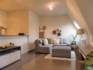 <p><span>De prachtige Residentie ‘De Gouden Leeuw’ ligt pal in het centrum van Diksmuide, waardoor u alles bij de hand hebt van kleinhandel, openbaar vervoer en school. U vindt in deze residentie het luxe appartement met 3 slaapkamers, een zonneterras, private kelderberging en garage.</span></p><p><span>Het instapklare appartement is voorzien van een mooie inkomhall, apart gastentoilet, gezellige leefruimte met zit- en eethoek, een open keuken ingericht met degelijke toestellen van het merk Smegg en met een naastliggende berging waar de nodige aansluitingen zijn voor was- en droogmachine.</span></p><p><span>Er zijn 3 slaapkamers voorzien van een laminaatvloer en een ingerichte badkamer met ligbad met douchemogelijkheid en dubbele lavabo in meubel.</span></p><p><span>In het kelderverdiep van het gebouw is er nog een ruime kelderberging en garagebox met geautomatiseerde garagepoort aanwezig.</span></p><p><span>Er werd bij de afwerking extra aandacht besteed aan kwalitatieve materialen.</span></p><p><span>Luxueus wonen op wandelafstand van de Grote Markt. Laat u verrassen door dit exclusief aanbod! Aarzel niet en plan uw bezoek.</span></p><p><span> </span></p>
