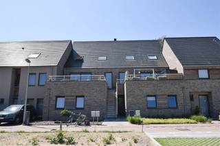 <p><span>Dit unieke en moderne duplexappartement is zeer rustig gelegen aan de rand van de stad en vormt de ideale woonst voor wie op zoek is naar ruimte, licht en comfort. De toegang tot de eerste verdieping bevindt zich aan de buitenzijde van het gebouw. Via de inkomhal, voorzien van een afzonderlijk gastentoilet, betreedt u het ruime appartement. De uitzonderlijk grote leefruimte geniet dankzij de grote schuiframen aan beide zijden van een overvloed aan natuurlijk licht en geeft uit op twee aangename terrassen. De open keuken sluit in L-vorm aan op de leefruimte en is volledig ingericht met een inductiekookplaat, dampkap, koelkast met diepvriesvak, oven, microgolfoven en vaatwasser. Naast de keuken bevindt zich een praktische wasplaats met de nodige aansluitingen voor wasmachine en droogkast. Een mooie beuken trap leidt naar de tweede verdieping, waar de nachthal toegang biedt tot drie ruime slaapkamers en een grote, ingerichte badkamer met inloopdouche, ligbad, dubbele lavabo in meubel en een tweede toilet. Het terras aan de voorzijde biedt een aangename plek om in alle rust van de omgeving te genieten. Daarnaast beschikt het appartement over een ruime bergzolder over de volledige oppervlakte en een private parkeerplaats achteraan het gebouwencomplex.</span></p><p><span> </span></p><p><span> </span></p>