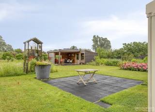 Ontdek deze goed gelegen bungalow op een perceel van 900 m² in een rustige en groene omgeving en toch op 5 minuten van het op- en afrittencomplex E17 Waregem. <br /><br /><strong><u><em>Schrijf je in voor het bezoekmoment van 20/10 via de zwarte knop "maak uw afspraak" op onze website !</em></u></strong><br />
<h4>Troeven</h4>
✔ 15 recente zonnepanelen<br />✔10.000 liter regenwater <br />✔ Topligging in een rustige, groene buurt<br />✔ Perceel van 900 m² <br />✔ Dak vernieuwd in 2022<br />✔ Houtkachel in speksteen<br />✔ recent bijgebouw met overdekt terras<br />✔ Zeer ruime leefruimte <br />✔ Airco <br />✔ Dubbele garage en grote kelder<br />✔ Aangelegde tuin
<h4>De indeling van de woning gaat als volgt:</h4>
<br />Een <strong>inkomhal </strong>met apart <strong>toilet </strong>die toegang geeft tot de zeer ruime en <strong>lichtrijke leefruimte</strong> met gezellige lager gelegen <strong>zithoek </strong>en <strong>eetplaats</strong>. De leefruimte is uitgerust met <strong>airconditioning </strong>voor extra comfort. Aansluitend bevindt zich de <strong>keuken, </strong>de<strong> veranda </strong>en een <strong>aparte ruimte </strong>van 25 m<sup>2</sup> die dienst kan doen als bureau, extra living, hobbyruimte,....<br />Verder beschikt de woning over <strong>3 ruime slaapkamers</strong>, een <strong>badkamer </strong>met inloopdouche en bad en nog een <strong>apart toilet</strong> in de nachthal.<br />Een grote <strong>dubbele garage</strong> en een zeer <strong>grote kelder</strong>, ideaal voor extra stockage.<br /><br />Buiten enkel en alleen maar rust en groen zowel tegenover de woning als achteraan het perceel is enkel groen in het vooruitzicht.<br /><strong>Als extra troef is er nog een nieuw bijgebouw, ideaal als hobbykamer (momenteel ingericht als keramiekruimte) en een overdekt terras.</strong><br /><br />Contacteer Martijn voor een bezoek ter plaatse via:
<ul>
<li>martijn@maesconceptimmo.be</li>
<li>0470/62.95.68</li>
</ul>
