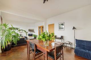 <p>ENKEL BEZOEKEN MOGELIJK DOOR ONDERSTAANDE LINK VOLLEDIG EN CORRECT IN TE VULLEN:<strong><br /></strong>https://mijnhuurprofiel.be/property/e5a2f649-d959-4165-8815-0714b4e5dc1e/login<strong><br /><br />Charmant en ruim appartement met 3 kamers op toplocatie (2018 Antwerpen)</strong></p>
<p>Gelegen in de gegeerde Van Schoonbekestraat in Antwerpen 2018 bevindt zich dit ruim en karaktervol appartement op de eerste verdieping van een kleinschalig en verzorgd gebouw. Deze rustige straat combineert een aangename woonomgeving met een uitstekende bereikbaarheid en nabijheid van winkels, openbaar vervoer en belangrijke invalswegen.</p>
<p>Bij het binnenkomen wordt u verwelkomd in de inkomhal met prachtig mozaïekparket en een praktische ingebouwde vestiairekast. Deze authentieke elementen zetten meteen de toon voor de rest van het appartement.</p>
<p>De leefruimte is ruim en gezellig, afgewerkt met een warme donkerbruine parketvloer die zorgt voor een huiselijke sfeer. De indeling maakt het een aangename plek om te wonen en te ontspannen.</p>
<p>De keuken is functioneel ingericht en biedt alle nodige comfort. Aansluitend bevindt zich een winterterras dat werd ingericht als praktische bergruimte met aansluiting voor een wasmachine — een bijzonder handige en veelzijdige extra ruimte.</p>
<p>Het appartement beschikt over drie kamers, waarvan één perfect kan dienen als bureau, dressing of hobbyruimte. De twee andere kamers zijn volwaardige slaapkamers en bieden voldoende ruimte en comfort.</p>
<p>De badkamer is uitgerust met een inloopdouche en lavabo. Daarnaast is er een apart gastentoilet aanwezig.</p>
<p><strong>Extra troeven:</strong></p>
Gelegen in de gegeerde Van Schoonbekestraat <br />Prachtige gemeenschappelijke tuin<br />Veel lichtinval en groen uitzicht<br />Garage optioneel bij te huren (€150/maand)<br />Gemeenschappelijke kosten: provisie van €235/maand (incl. verwarming en water)<br />
<p><strong>Een ruim en praktisch appartement op een toplocatie, ideaal voor wie comfortabel en rustig wil wonen in de stad.<br /></strong><br />Voor meer informatie of een discrete bezichtiging kan u contact opnemen met Xander via xander@reds.be<strong><br /></strong></p>
