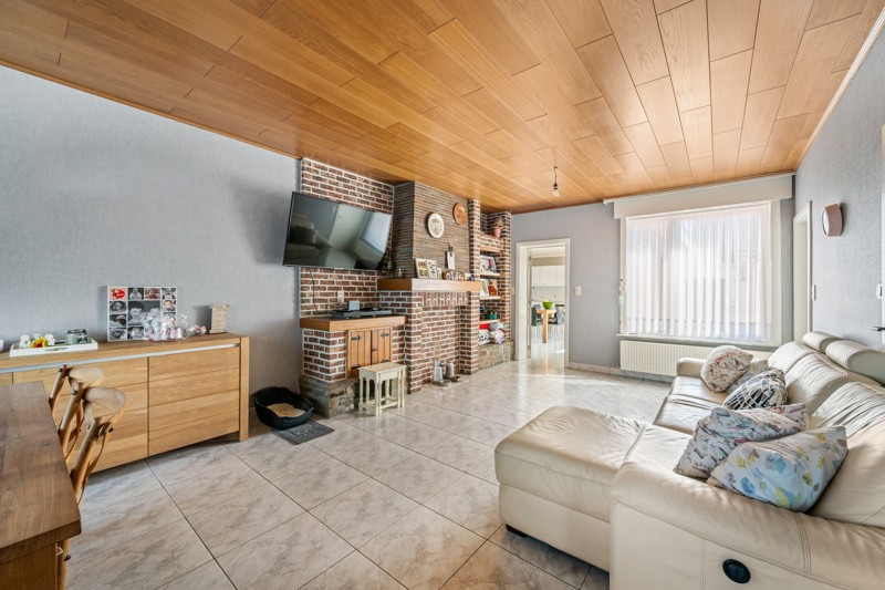Ruime gezinswoning met 5 slaapkamers, 2 inpandige garages en zonnige tuin met landelijk zicht én uitweg op 747m2 - foto 3