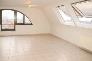 <p><span>1 slaapkamer appartement TE HUUR gelegen in residentie D'oude Schelde aan de Aalststraat 114 te Oudenaarde.</span></p><p><span>Het appartement is gelegen op wandelafstand van de markt van Oudenaarde en omvat : <br />1 slaapkamer, een bureauruimte, een badkamer met bad en douche, een technische berging,<br />apart toilet en een living met grote open keuken.<br />Bovendien heeft u bij dit appartement een privatieve garage. <br />Achter de garages is er een gemeenschappelijke tuin.</span></p><p><span>€70/mnd gemeenschappelijke lasten.</span></p><p><span>Interesse?<br />Vraag uw bezoek aan via onze website www.immodhondt.be </span></p>