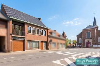 In de charmante dorpskern van Horebeke bevindt zich deze statige, <strong>goed onderhouden</strong> rijwoning met <strong>garage, veranda, terras en tuin</strong>. Deze karaktervolle woning biedt een praktische indeling, mooie volumes en vormt de ideale basis voor wie op zoek is naar een woning met veel potentieel, die nog verder naar eigen smaak kan worden opgefrist.<br /><br />Bij het betreden van de woning komt u binnen in een ruime inkomhal, die meteen de statige uitstraling van deze eigendom benadrukt. Aansluitend bevindt zich de lichtrijke leefruimte, gevolgd door een aparte keuken en een veranda met zicht op de buitenruimte. Verder beschikt de woning op het gelijkvloers over een garage, een terras en een aangename tuin, wat zorgt voor extra comfort en gebruiksgemak.<br /><br />Op de bovenverdieping bevinden zich drie volwaardige slaapkamers en een badkamerruimte.<br />Mits een opfrissing of renovatie kan deze eigendom uitgroeien tot een bijzonder aangename en stijlvolle thuis.<br /><br />Voor meer informatie of een bezoek ter plaatse bel Stefanie op het nummer 055/59 50 10 of email stefanie@vastgoedbrowaeys.be<br /> 
