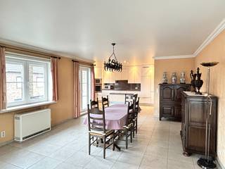 Dit fantastisch appartement is gelegen op de hoek van de Brugstraat en de Deinzestraat en kijkt uit op het Kerkplein.Met zijn bewoonbare oppervlakte...