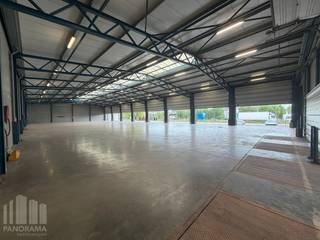 This spacious business building offers 4,500 m² of storage space combined with 200 m² of office space, making it an excellent solution for companies active in logistics, storage, distribution or production.<br /><br />The site is strategically located in the Central Business Zone of Vilvoorde, between the Cargovil and Broek business parks. Thanks to its proximity to the E19, E40, A12 and N1, the property offers excellent accessibility towards Brussels and the airport.<br /><br />The extensive warehouse space offers numerous possibilities for efficient storage and various business activities. The adjacent office space provides a practical combination of operational and administrative functions within one integrated property.<br /><br />Contact<strong> PANORAMA B2B</strong> for more information or to arrange a no-obligation viewing at <strong>0477 30 40 05.</strong>