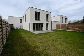 Recente nieuwbouwwoning met 3 slaapkamers . Indeling : Inkomhal , apart toilet , woonkamer met open keuken , berging . Verdiep : 3 slaapkamers ,...