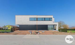 ZWALM - Nieuwbouwwoning voorzien van alle comfort!<br /><br />Deze prachtige nieuwbouwwoning zal u in al zijn opzichten kunnen bekoren. Deze woning, die werd gezet met zeer kwalitatieve materialen, biedt u alle moderne comfort. De woning werd gebouwd naar de huidige regelgeving betreffende isolatie- en ventilatienormen waardoor u hier terechtkomt in een uiterst energiezuinige woning voorzien van warmtepomp, vloerverwarming, ventilatie, hoogrendementsglas, 11 zonnepanelen,....Door het gebruik van grote raampartijen is de woning voorzien van veel natuurlijk daglicht en zijn er prachtige zichten naar de tuin. Natuur en wonen vloeien mooi in elkaar! <br /><br />Naar indeling toe beschikt de woning op het gelijkvloers over een inkomhal met gastentoilet, een lichtrijke woonkamer met aansluitend een open, volledig geïnstalleerde keuken, een praktische bergruimte en een ruime inpandige garage. Op de verdieping bevinden zich naast de nachthal 4 slaapkamers, een apart toilet, een moderne badkamer die beschikt over een ligbad en nog een tweede aparte doucheruimte. <br /><br />Daarnaast is de aangename tuin, met reeds aangelegd terras, zeker een extra troef.<br />In de directe omgeving bevinden zich openbaar vervoer, buurtwinkels, scholen en invalswegen.<br /><br />Mogelijkheid tot aankoop 6%<br />EPB nieuwbouw<br /><br />Kortom: Bent u op zoek naar een prachtige energiezuinige woning gelegen op een mooi perceel? Aarzel dan niet en maak snel een afspraak <br />info of bezoek 053/60.65.60<br /><br />Aankoop onder gesplitst stelsel: <br />Grondwaarde: €175.000 (registratierechten 12%)<br />Constructiewaarde: €400.000 (6% btw of 21% btw)<br />Totaal incl. btw en registratie, excl. kosten en excl. notariskosten: €611.000,00 (6% btw) of €680.000,00 (21% btw)