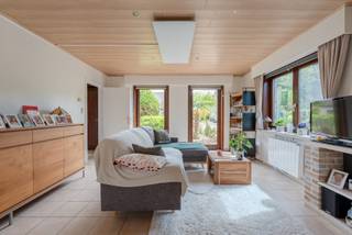Rustig wonen met zonnige tuin in Mariakerke<br /><br />In een rustige en aangename woonwijk in Mariakerke bevindt zich deze degelijk gebouwde woning uit 1995. <br /><br />Achteraan geniet je van een prachtige, zuidwest georiënteerde tuin die uitgroeit tot een ware oase van rust. Hier kan je de hele namiddag en avond volop genieten van de zon.<br /><br />Binnen beschikt de woning over drie slaapkamers, waaronder één ruimere kamer en twee praktische kamers die ideaal zijn als kinder-, hobby- of bureauruimte.<br /><br />Hoewel het EPC momenteel minder gunstig oogt, is het belangrijk te weten dat vergelijkbare woningen met een aangepast verwarmingssysteem vaak een EPC-score B behalen, wat interessante mogelijkheden biedt voor de toekomst. <br /><br />Een ideale gezinswoning voor wie op zoek is naar rust, een stevige bouwkwaliteit en een zonnige tuin op een gegeerde locatie in Mariakerke.<br /><br />Indeling: <br /><br />Gelijkvloers:<br />•Woonkamer<br />•Keuken<br />•Bijkeuken/bergruimte<br />•Inkomhal<br />•Gastentoilet<br /> <br />Eerste Verdieping:<br />•3 slaapkamers<br />•Badkamer met toilet (2)<br /> <br />Buiten:<br />•Zuid-west georiënteerde tuin <br />•Overdekt terras<br />•2-3 parkeerplaatsen<br /><br /><br />Interesse? Contacteer Gilles: 0497 72 68 34 of gilles.segh@hotmail.com <br /><br />Technische gegevens: <br />Elektrische verwarming (± €50/maand verbruik bij de huidige eigenaar, ondanks de impact op de EPC-score)<br /><br />EPC: 387kWh/m² (D-label), Bruto Vloeroppervlakte: 117m² (volgens het EPC-verslag) <br />Stedenbouwkundige inlichtingen: Woongebied, stedenbouwkundige vergunning, verkavelingsvergunning, geen rechterlijke herstelmaatregel of bestuurlijke maatregel opgelegd, geen voorkooprecht.<br />Geen overstromingsgevoelig gebied. P-score = A, G-score = A<br />Dit pand is niet onderhevig aan de renovatieverplichting<br />(BIV 518294)<br />