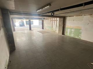 TE HUUR: Zeer ruime garagebox voor 4 wagens op de Kustlaan<br /><br />Gemakkelijk toegankelijke box op de Kustlaan. <br />Mogelijkheid om de helft te huur (2 wagens) aan €400/maand. <br /><br />Vrij vanaf 1 juni tot 31 december 2025