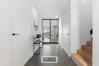 <p><span>PROPRIÉTÉ EXCEPTIONNELLE AVEC PISCINE – POSSIBILITÉ D'OCCUPATION INDÉPENDANTE</span></p><p><span> </span></p><p><span>A Driewilgenstraat 82 à Sint-Truiden (Engelmanshoven), se trouve cette maison exceptionnelle. Il s'agit d'un bâtiment ouvert, construit dans un style rural (environ 285m² de surface habitable) sur un terrain d'environ 22 ares. </span></p><p><span> </span></p><p><span>En 2018, cette maison solide a été construite avec beaucoup de soin et d'attention aux détails. Lors de la construction, il a été tenu compte tant du caractère architectural que du caractère durable de la maison.</span><span> </span><span>Grâce à des techniques modernes telles que la présence d'un chauffage par le sol, d'une pompe à chaleur, de 25 panneaux solaires, d'une batterie smart home (10 kw), d'un récupérateur d'eau de pluie, d'un système de ventilation (type D) , cette maison est totalement prête pour l'avenir. En bref, une combinaison parfaite d'espace, de confort & nature</span></p><p><span> </span></p><p><span>On entre dans la maison par le hall d'entrée qui donne accès à des toilettes séparées, au double garage avec buanderie attenante ainsi qu'à l'espace bureau. Le bureau, qui bénéficie d'un accès direct depuis le hall d'entrée, est actuellement utilisé comme salon de beauté et est idéal pour une activité indépendante. La belle porte en acier s'ouvre sur le spacieux salon avec salle à manger et cuisine ouverte. De là, on accède à un débarras et on a une belle vue sur le jardin.</span></p><p><span> </span></p><p><span>Après avoir découvert le rez-de-chaussée, nous passons au premier étage par un bel escalier en chêne. Au huitième, nous découvrons trois chambres spacieuses, un dressing et une salle de bains. En outre, il y a un grenier accessible par la trappe (depuis le hall de nuit). Il a été entièrement isolé et offre un espace de rangement supplémentaire. En plus de l'espace de stockage dans le grenier, la maison dispose d'un sous-sol complet. La cave est accessible par la maison et le jardin. Bref, aucun espace de rangement ne manque. </span></p><p><span> </span></p><p><span>La porte arrière mène au jardin où l'on peut se détendre en toute tranquillité. Tout comme la maison, chaque détail a été pris en compte dans la construction du jardin. On y trouve une agréable terrasse avec la présence d'un store automatisé, une piscine chauffée, le jardin a été entièrement clôturé (idéal pour les familles avec enfants ou animaux de compagnie) et abrite déjà plusieurs chevreuils. </span></p><p><span> </span></p><p><span>EN BREF</span><span>:</span></p><p><span>Prix demandé : € 769 000,00</span></p><p><span>Vente soumise aux droits d'enregistrement (2% ou 12%)</span></p><p><span> </span></p><p><span>Vous êtes à la recherche d'un bien immobilier prêt à être emménagé et économe en énergie, avec la possibilité d'exercer une activité indépendante ? Le tout dans un endroit calme et avec toutes les commodités nécessaires à portée de main ? Vous êtes sans aucun doute à la bonne adresse. Si vous souhaitez plus d'informations ou une visite sur place, n'hésitez pas à contacter l'un des collaborateurs de Canius au 011 74 12 36 ou via</span><span> info@canius.be. A bientôt ! </span></p><p><span> </span></p><p><span>Les surfaces mentionnées sont uniquement indicatives. Canius Real Estate ne peut être tenu responsable de l'exactitude des données qu'il a fournies.</span></p><p><span> </span></p>