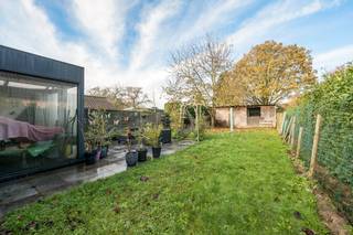 <p>Te koop: halfopen woning in Beveren, vlot bereikbaar en met een ruime tuin en oprit.</p>

<p>Deze woning uit 1961 ligt aan de Gentseweg, op korte afstand van openbaar vervoer en belangrijke invalswegen. De gezellige leefruimte vormt het hart van het huis, terwijl de tuin van 225 m² en de oprit voor de wagen zorgen voor extra comfort. Dankzij de centrale ligging geniet u van een vlotte verbinding naar omliggende gemeenten en steden.</p>

<p>Belangrijkste ruimtes:<br />• Ruime woonkamer (32 m²) met veel lichtinval<br />• Hal (6 m²) als inkomruimte<br />• Badkamer (6,5 m²) met douche, ligbad en dubbele wastafel in meubel<br />• Kleine hal (2 m²)<br />• Berging (3 m²) met aansluiting voor wasmachine en droogkast<br />• Keuken (10 m²) volledig ingebouwd met ingemaakte kasten<br />• Tuin (225 m²) ideaal voor ontspanning<br />• Slaapkamer (19 m²)<br />• Slaapkamer (10 m²)<br />• Veranda (18 m²) met zicht op de tuin</p>

<p>Troeven:<br />• Vlotte bereikbaarheid via invalswegen en openbaar vervoer<br />• Ruime tuin en oprit voor de wagen<br />• Gezellige leefruimte als centrale ontmoetingsplek</p>

<p>Neem vandaag nog contact op met uw ERA-makelaar voor een bezoek.</p>

<p> </p>

<p>JOUW DROOMHUIS. ZO GEVONDEN!</p>
