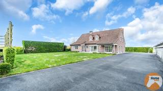 <p>MEISE – Landelijke woning met 3 loodsen op prachtig perceel van 91a50<br /><br />Welkom in het charmante Rossem, waar rust en ruimte nog écht vanzelfsprekend zijn. Deze statige woning bevindt zich op een uitzonderlijke locatie, volledig omringd door groen en zonder directe buren.<br /><br />Bij het betreden van de woning wordt u meteen verwelkomd in een bijzonder lichtrijke inkomhal, die een gevoel van ruimte en elegantie uitstraalt. Aanpalend bevindt zich een leefruimte met grote raampartijen die zicht geven op de tuin en het omliggende groen. De kwalitatief ingerichte keuken sluit hier perfect op aan. Verder beschikt het gelijkvloers over een praktische berging en een extra grote polyvalente ruimte die naar wens kan worden ingericht als bureau, hobbyruimte of zelfs een bijkomende slaapkamer. Bovendien is er ook nog een inpandige garage met plaats voor maar liefst twee wagens.<br />Op de verdieping vindt u een luxueuze badkamer die alle comfort biedt en drie ruime slaapkamers, met mogelijkheid om een vierde te creëren, afhankelijk van uw noden.<br /><br />Wat deze eigendom écht uniek maakt, zijn de drie loodsen die stuk voor stuk vlot toegankelijk zijn. De eerste loods is maar liefst 360m². Daarnaast is er een indrukwekkende tweede loods van circa 800m². De loods is momenteel opgedeeld met houten panelen maar deze worden verwijderd waardoor de volledige oppervlakte terug benut kan worden. Tot slot is er nog een open loods van 580 m², die zich uitstekend leent voor het stallen van dieren, voertuigen,...<br /><br />Aansluitend bevindt zich bovendien een weide en op slechts 250m afstand is er nog de mogelijkheid om een bijkomend perceel weide van maar liefst 81a aan te kopen. <br />Deze prachtige eigendom is momenteel vergund als zone eigen woning en combineert hoogwaardige afwerking met uitzonderlijke rust, ruimte.<br /><br />De vermelde prijs is een richtprijs. Na ontvangst van de biedingen zal de verkoper beslissen of hij/zij de eigendom verkoopt aan het beste bod. De richtprijs is aldus niet bindend voor de verkoper.</p>