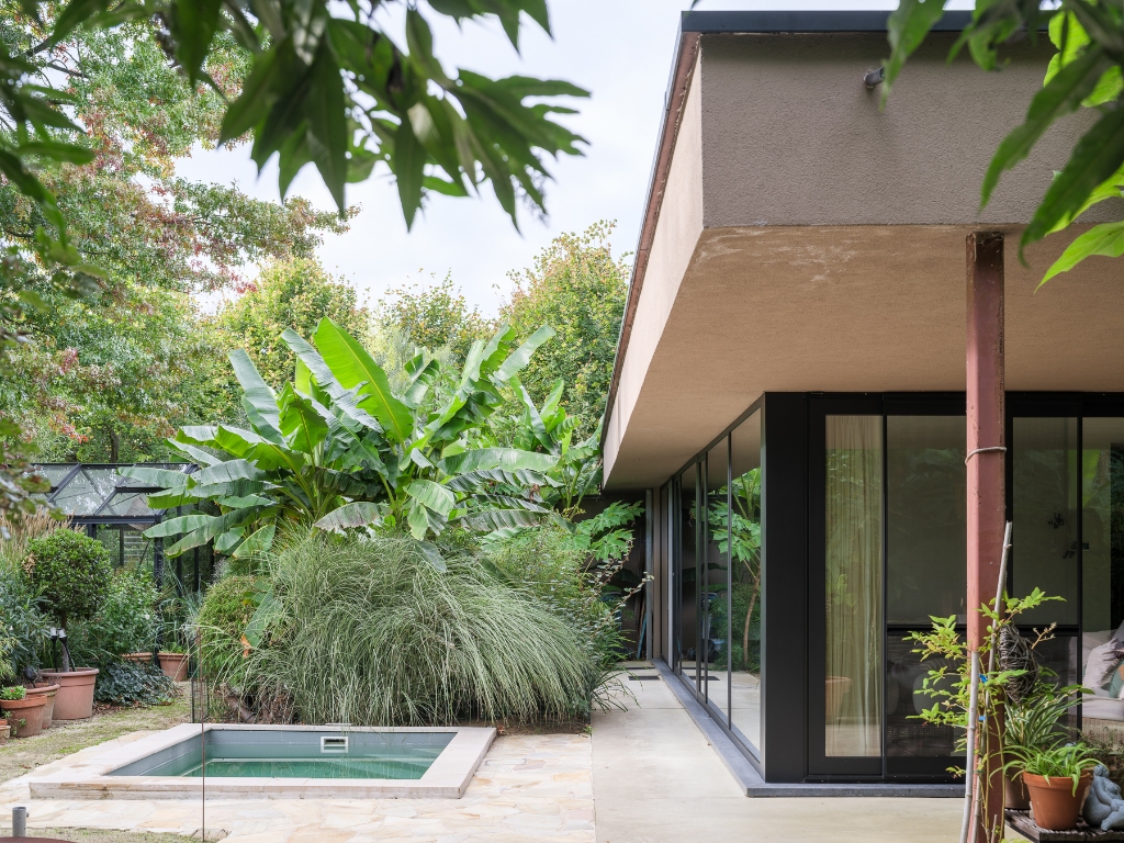 Twee uitzonderlijke bungalowvilla’s op één groen perceel van 3.022 m² in een residentiële wijk in De Pinte. - photo 1