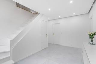 <p><u><strong>Te koop: </strong></u>open bebouwing in de Bosrankstraat, Zaventem, gelegen in een mooie wijk nabij het centrum, openbaar vervoer en invalswegen.</p>

<p>Deze woning uit 1985 biedt veel ruimte en comfort. Dankzij recente vernieuwingen zijn de kamers ruim en functioneel ingericht. Het EPC-label is momenteel F, maar met de plaatsing van een warmtepomp (airco) kan dit verbeteren naar label C, wat een aanzienlijke energiewinst oplevert. De ligging in een rustige en aantrekkelijke buurt maakt dit huis ideaal voor gezinnen die nabij voorzieningen willen wonen.</p>

<p> </p>

<p><u><strong>Belangrijkste ruimtes:</strong></u><br />• Woonkamer (30 m²) met veel lichtinval<br />• Keuken (11 m²) met directe toegang tot de veranda<br />• 4 slaapkamers <br />• 2 badkamers (3 m² en 8 m²)<br />• Bureel (6 m²)<br />• Garage (19 m²) en aparte berging (17 m²)<br />• Veranda (18 m²) en terras<br />• Tuin van 600 m² met parkeermogelijkheden<br />• 2 staanplaatsen voor de woning</p>

<p><u><strong>Troeven:</strong></u><br />• EPC F, maar eenvoudig te verbeteren naar C met warmtepomp<br />• Gelegen in een mooie wijk in Zaventem<br />• Vernieuwd en ruime kamers</p>

<p> </p>

<p>Meer informatie of een bezoek met Joery Van De Gucht? Contacteer ons via +3223351115</p>

<p>JOUW DROOMHUIS. ZO GEVONDEN!</p>