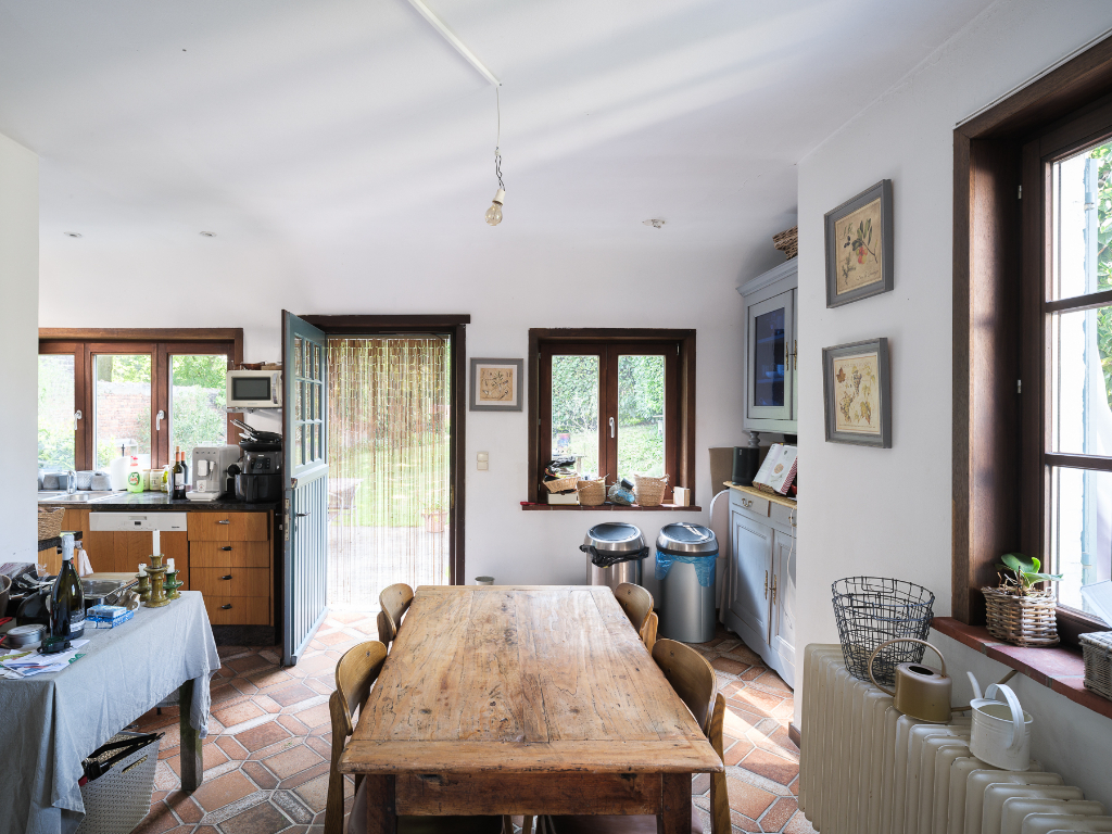 Charmante gezinswoning met oprit en dubbele garage op een rustig perceel van ca. 1632 m² - foto 4