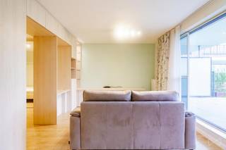 Tel : 0456 79 45 19 / E-mail : sophia.vanhove@weinvest.be
<div>
<div>
<div>
<div>
<p>We Invest stelt u met plezier dit zeer aangename studio met tuin voor, gelegen in een prachtig residentieel complex dat een rustige woonomgeving biedt. Gelegen in de nabijheid van talrijke winkels, bestaat deze woning van 56 m² uit: een inkomhal met veel opbergruimte, een zeer lichte woonkamer van 19 m², een slaapkamer, een volledig uitgeruste keuken, een wasruimte, een badkamer met toilet, evenals een mooi terras met tuin gericht op het zuidwesten.<span></span></p>
<p>Het gebouw beschikt eveneens over een fietsenstalling en een verplichte parkeerplaats aan €100/maand.</p>
<p>EPC: C+</p>
<p>Huurprijs: €1.000/maand<br />Lasten: €125/maand (gemeenschappelijke kosten en verwarming)</p>
<p>Beschikbaar vanaf 01/09/2026.</p>
<p>Zeker een bezoek waard! Ontdek al onze exclusieve panden op www.weinvest.be.</p>
</div>
</div>
</div>
</div>