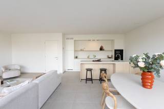 Doorzonappartement met 2 ruime slaapkamers en gezellig terras.