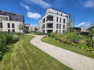 <p>Investeringspand : mooi 1-slpk nieuwbouwappartement. <br /><br />Agnetenpark is een échte nieuwe buurt met verschillende woningtypes voor iedereen en voor elke (gezins)situatie. Maar in Agnetenpark leef je niet alleen op maat van de mensen maar ook op maat van morgen. Zo is er aandacht voor duurzame energie - denk maar aan zonnepanelen, geothermie (warmtepomp met aardwarmte) en waterrecuperatie - én duurzame mobiliteit. Ook wordt er in Agnetenpark gezorgd voor het beste wooncomfort. Ondergrondse staanplaatsen, kelder- en fietsenbergingen zorgen voor het mobiele comfort.<br /><br />Kloosterstraat 27 bus 15: <strong><em><u>Parkwoningen B - Residentie Pieter Breugel - APP 2.3</u></em></strong><br />- 2de verdieping;<br />- bewoonbare oppervlakte: 70,69m²;<br />- oppervlakte terras 9,32m²;<br />- 1 slaapkamer;<br />- berging aan de keuken<br />- leuke leefruimte;<br />- open ingerichte keuken;<br />- ingerichte badkamer;<br />- apart gastentoilet;<br />- Inclusief standplaats en berging in de afgesloten parkeerkelder.<br />- eigen zonnepanelen<br />- verhuurd appartement informeer naar de verhuurvoorwaarden<br /><br />Verkoop onder 21 % BTW : inclusief 21 % btw 379.940 euro . <br />Voor meer informatie of een bezoek ter plaatse, klik je op onze website www.jansenrealestate.be of bel 011 39 90 50 .<br />Wij ontzorgen je ook voor de verkoop van je huidige woning! Voor meer uitleg helpen we je graag verder.</p>
