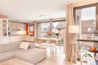 Dit recente appartement bevindt zich op de tweede verdieping van het gebouw, en bereik je zowel via de lift als de trap. Je wordt ontvangen in...