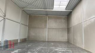 Duurzame KMO-unit van 410 m², samenvoegbaar tot een totale oppervlakte van 2.460 m², te koop.De site is strategisch gelegen vlak bij het...