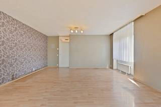 Bent u op zoek naar een instapklaar en strategisch gelegen vastgoed? Dit uitzonderlijke appartement in Borsbeek biedt een perfecte combinatie van rust, ruimte en een uitstekende bereikbaarheid. Gelegen in een doodlopende, gesloten straat geniet u hier van een veilige en kalme woonomgeving, terwijl de grote invalswegen en verbindingswegen richting Antwerpen en omstreken zich op een boogscheut bevinden. Een ideale opportuniteit voor wie comfortabel wil wonen met alle voorzieningen binnen handbereik.<br /><br />Het appartement dat we hier te koop aanbieden in Borsbeek beschikt over volgende indeling: <br />- inkomhal <br />- lichtrijke woonkamer <br />- keuken <br />- badkamer voorzien van inloopdouche<br />- apart toilet <br />- slaapkamer 1 <br />- slaapkamer 2<br />- slaapkamer 3 <br />- dubbele garagebox <br /><br />Dit appartement biedt zowel een unieke kans voor gezinnen en alsook voor investeerders die op zoek zijn naar een mooie investering. <br /><br />Troeven aan dit appartement te koop in Borsbeek: <br />- EPC 201 kWh (label C) <br />- Dubbele garagebox (inclusief in de prijs) <br />- Centrale ligging <br />- Doodlopende straat <br /><br />Bent u geïnteresseerd in dit vastgoed te koop in Borsbeek? Aarzel dan niet om ons te contacteren. Het Dewaele vastgoedkantoor van Deurne aan de Turnhoutsebaan staat graag tot uw dienst. Had u graag een gratis schatting van uw eigendom? Bel ons voor een vrijblijvend gesprek op 03/666.66.66 of mail naar deurne@dewaele.com<br /><br />Bestuursmaatregelen in het maatregelenregister: nee