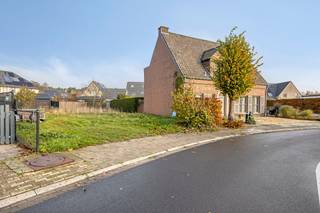 Ontdek deze uitstekend gelegen bouwgrond van 523 m² voor halfopen bebouwing, rustig gelegen in een aangename straat in De Klinge, op wandelafstand van het centrum en alle voorzieningen.<br /><br />De bouwgrond is noordwest gericht en biedt tal van mogelijkheden voor wie zijn droomwoning volledig naar eigen smaak wil realiseren.<br /><br />Een groot pluspunt: er is geen bouwverplichting!<br />U bouwt wanneer en hoe u dat zelf wenst, binnen de geldende voorschriften.<br /><br />Ben je op zoek naar een mooi perceel op een rustige locatie, maar toch met een vlotte verbinding richting Sint-Gillis-Waas, St-Niklaas en Nederland? Dan is dit een buitenkans.<br /><br />Interesse of meer info? Bel 052/46.38.03<br />Of mail naar info@uw-huis.be