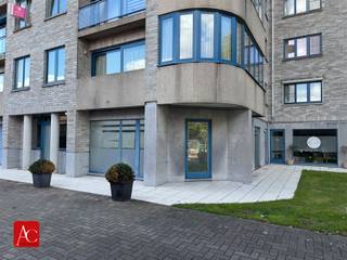 <p>Veelzijdig gelijkvloers appartement vlak bij het centrum van Beveren – ideaal wonen of ondernemen!<br />Op zoek naar een gelijkvloers appartement met tal van mogelijkheden? Dit pand, gelegen vlak bij het centrum van Beveren, biedt niet alleen praktisch wooncomfort, maar ook interessante perspectieven voor wie wonen en werken wil combineren.<br />Een absolute troef is de ruime kelder van maar liefst 50 m², die rechtstreeks vanuit het appartement bereikbaar is. Ideaal voor extra opslag, een hobbyruimte of andere praktische invullingen.<br />Dankzij de gelijkvloerse ligging en de aparte inkom van de leefruimte leent dit pand zich bovendien uitstekend tot het inrichten van een handelspand of praktijkruimte. Dit was trouwens ook de voormalige functie van het pand, wat het extra interessant maakt voor zelfstandigen en ondernemers die op zoek zijn naar een locatie vlak bij het centrum.<br />Ook op technisch vlak zijn er enkele aandachtspunten om rekening mee te houden: het huidige EPC bedraagt 494 kWh/m²/jaar (label E) en de elektrische installatie is niet conform. Een bijkomende troef is dat het pand asbestveilig is.<br />Een pand met mogelijkheden en potentieel, ideaal voor wie op zoek is naar een gelijkvloerse woonst met veel bergruimte of een interessante locatie voor een zelfstandige activiteit, vlak bij het centrum van Beveren.<br />Ontdek zelf de mogelijkheden en laat je verrassen door de veelzijdigheid van dit pand!</p>