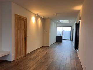 Op zoek naar een instapklare woning te huur vlakbij het centrum van Ieper? Deze volledig gerenoveerde stadswoning combineert hedendaags wooncomfort met een topligging nabij winkels, scholen en openbaar vervoer. Met een bewoonbare oppervlakte van 159 m² is dit een ruime woning die perfect inspeelt op de noden van een modern gezin.<br /><br />Bij het binnenkomen ervaar je meteen de warme en verzorgde sfeer. De lichtrijke leefruimte sluit naadloos aan op de stijlvolle keuken, die volledig uitgerust is, en vormt het hart van deze gezinswoning. Dankzij de volledige renovatie geniet je hier van een energiezuinige woonst die tot in de puntjes is afgewerkt. De woning beschikt over drie volwaardige slaapkamers, plus een charmante zolderkamer die tal van mogelijkheden biedt. De badkamer is uitgerust met een moderne inloopdouche, een toilet en een lavabo.<br /><br />Verder zijn er praktische extra’s zoals een aparte wasplaats, kelder en voldoende bergruimte. Buiten wacht een onderhoudsvriendelijke stadstuin waar je in alle rust kan ontspannen. Parkeren is geen zorg dankzij de garage en oprit, een absolute meerwaarde voor wie comfortabel wil wonen nabij het centrum van Ieper.<br /><br />Deze gerenoveerde eigendom is ideaal voor wie een ruime woning te huur zoekt op een centrale locatie in Ieper, met alle voorzieningen binnen handbereik. De woning is onmiddellijk beschikbaar.<br /><br />Wil je deze woning zelf ontdekken? Contacteer vandaag nog Immo Francois en plan je bezoek aan deze aantrekkelijke stadswoning nabij het centrum van Ieper.<br /><br />Woning verkopen of verhuren in Ieper? Vraag je gratis schatting aan bij Immo Francois, jouw lokale makelaar.<br /><br />