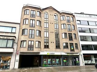 Op de Markt van Deinze vind je dit instapklare en nieuw geschilderde appartement met een verrassend groot terras aan de achterzijde.<br /><br />Het appartement bestaat uit een mooie inkomhal met vestiairekast, lichte zeer ruime leefruimte, ingerichte aparte keuken en een aangrenzende berging met aansluiting wasmachine.<br /><br />Verder is er een modern gerenoveerde badkamer met bad en douche, een gastentoilet en twee zeer ruime slaapkamers dewelke beide uitgeven op het terras.<br /><br />Het pand beschikt ook over een privatieve kelderberging.<br /><br />Huurprijs te vermeerderen met 100 EUR gemeenschappelijke kosten per maand (inclusief privatief waterverbruik).