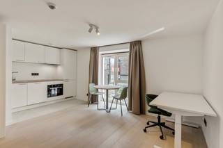 Gemeubelde studio's met een EPC A-label op een toplocatie te centrum Leuven! De verkoop geschiedt volledig onder registratierechten!<br /><br />Project bestaande uit eigentijdse, ruime en lichtrijke studio's waarvan verschillende met een slaapniveau en terrassen. <br /><br />Het project wordt gekenmerkt door grote ramen en hoge plafonds en is gelegen op een centrale ligging nabij Groep T, verschillende campussen en het station van Leuven!<br />Alle studio's beschikken over een volledig ingerichte keuken en een badkamer met een inloopdouche, een wastafel met een spiegel en een toilet.<br /><br />Door een goede isolatie, lucht-lucht warmtepompen, zonnepanelen en hoogwaardig glas zijn deze studio's zeer energiezuinig en allen voorzien van een EPC label A en zijn ze klaar voor de toekomst!<br /><br />Voor degene die de studio niet zelf in gebruik nemen en willen verhuren, bieden we een huurgarantie voor academiejaar '26-'27.<br /><br />Voor meer info of een bezoek ter plaatse kan u contact opnemen via arnaut@immojanstas.be of 0495/292080!