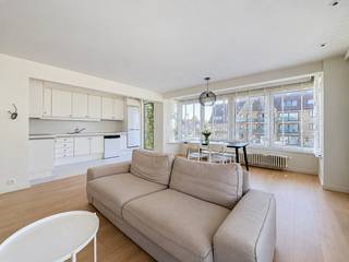Zongericht hoekappartement op een aangename ligging nabij het centrum van Oostduinkerke en op wandelafstand van het strand. Dankzij de vele raampartijen geniet het appartement van veel lichtinval. Het omvat een mooie leef- en eetruimte, open keuken met toegang tot het terras/balkon, twee slaapkamers en een verzorgde badkamer met ligbad, inloopdouche en dubbele wastafel. In de kelderverdieping is er een ruime private fietsenberging. Het appartement is vergund als vakantiewoning. Ref. Mireille 0101