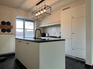 Bij het betreden van de woning kom je binnen in de ruime en lichtrijke leefruimte. Aansluitend bevindt zich de open, volledig uitgeruste keuken...